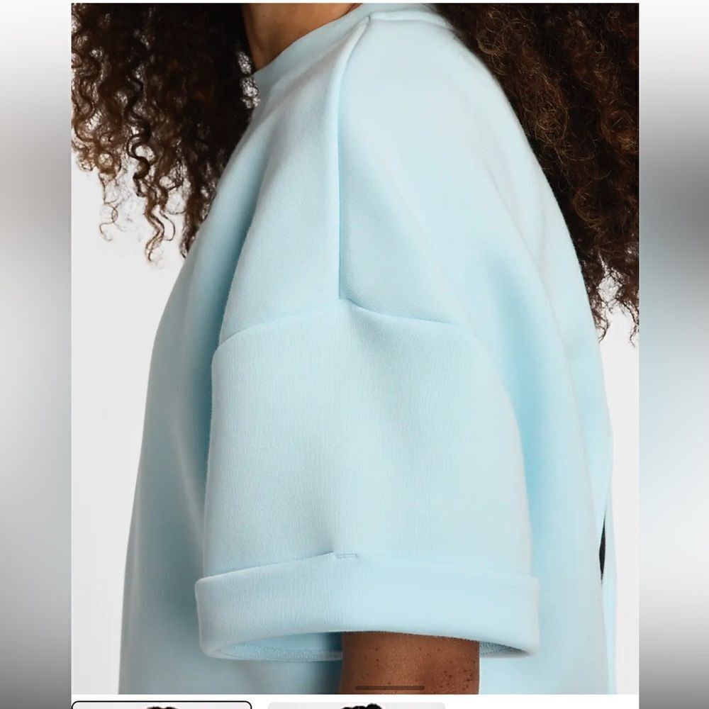 Nike Sportswear Tech Fleece
Women's Oversized Short-Sleeve Cropped Top! - Picture 5 of 13